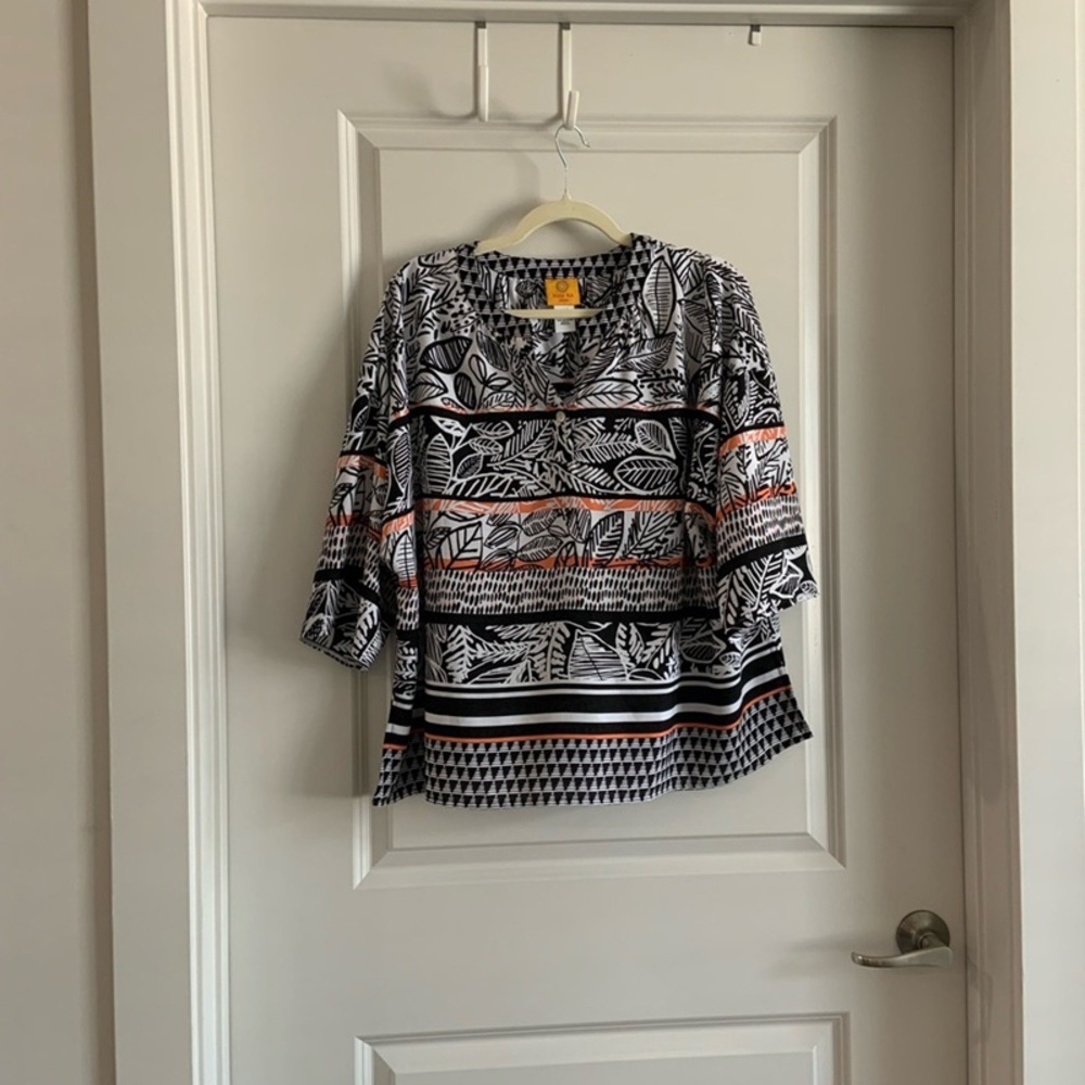 Women's Black and White Patterned Top